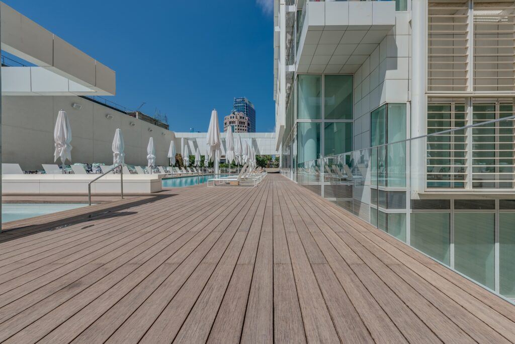 Terraza en bambu MOSO Bamboo X-treme en el edificio Meier on Rothschild