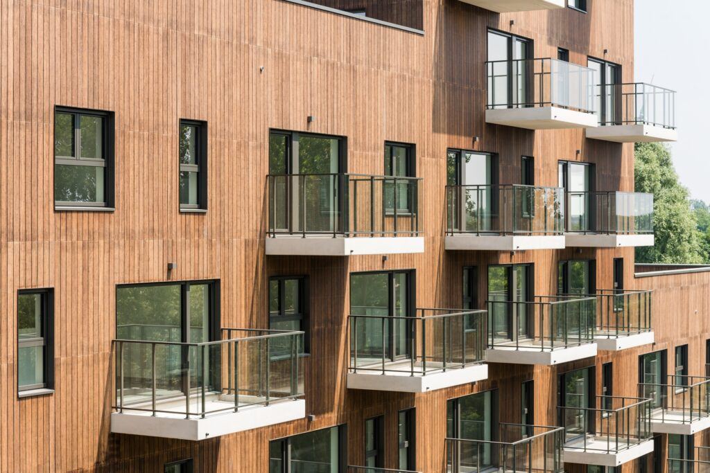 Bamboe gevelbekleding bij appartementsblokken De Drie Hofsteden