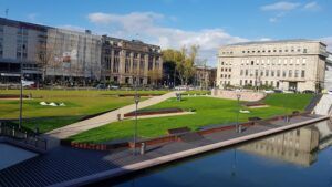 Des terrasses en Bamboo X-treme® ont été installées autour du Square de Gaulle.